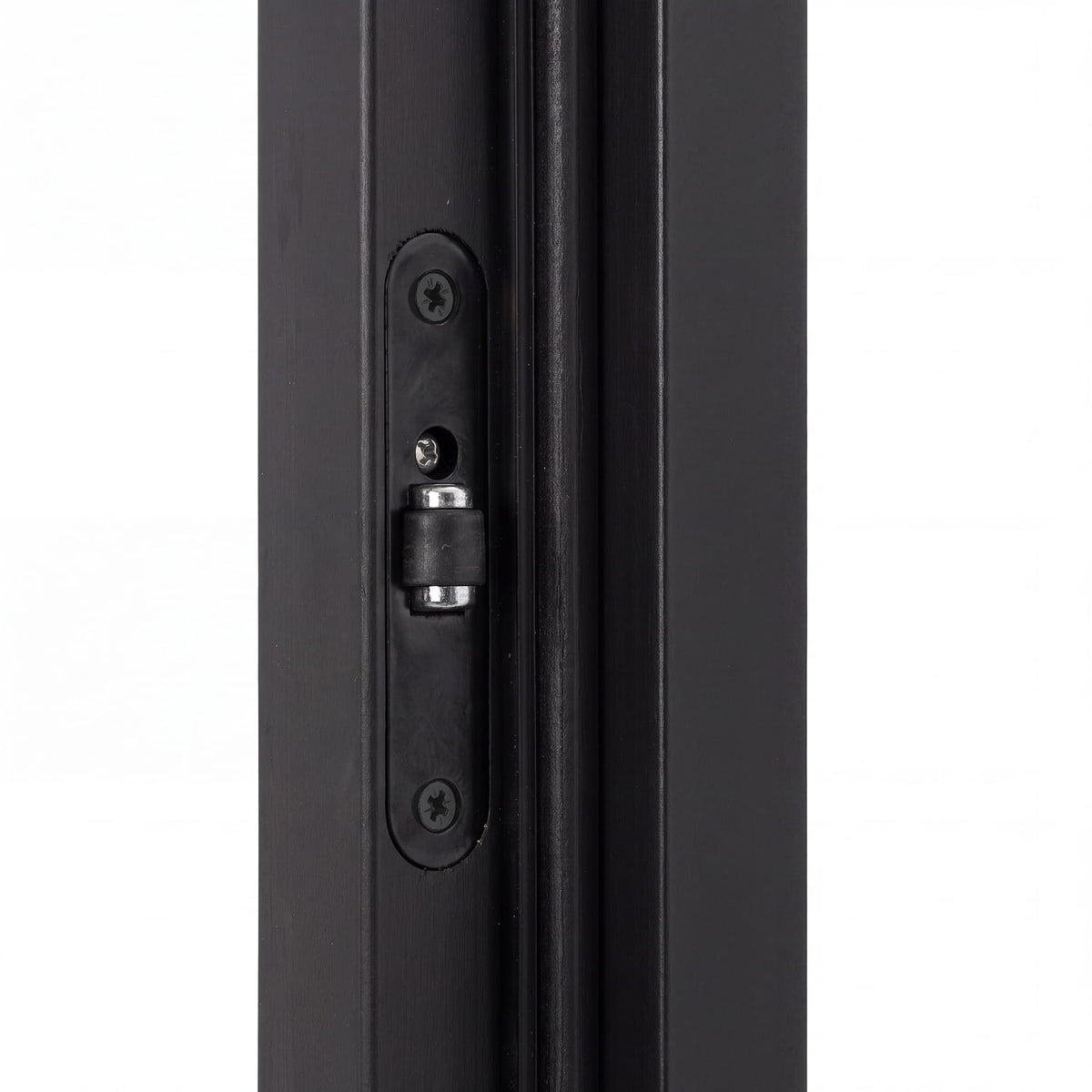 Roller catch in the black alder frame of the Portti black sauna door